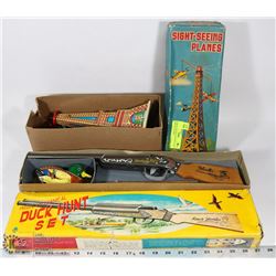 PAIR OF VINTAGE TOYS, INCL DUCK HUNT SET & SIGHT
