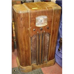 ESTATE ANTIQUE RADIO (NEEDS TLC-PROJECT)