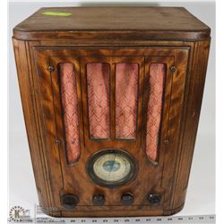 1933 VICTOR B135-B TOMBSTONE RADIO