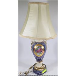 VINTAGE FLORAL LAMP.