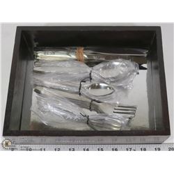 40 PIECE SILVER WARE SET IN WOOD TRAY 8 PLACE SET