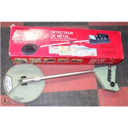2 METAL DETECTORS INCL 1 IN BOX