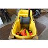 Image 2 : RUBBERMAID MOP BUCKET WITH WRINGER