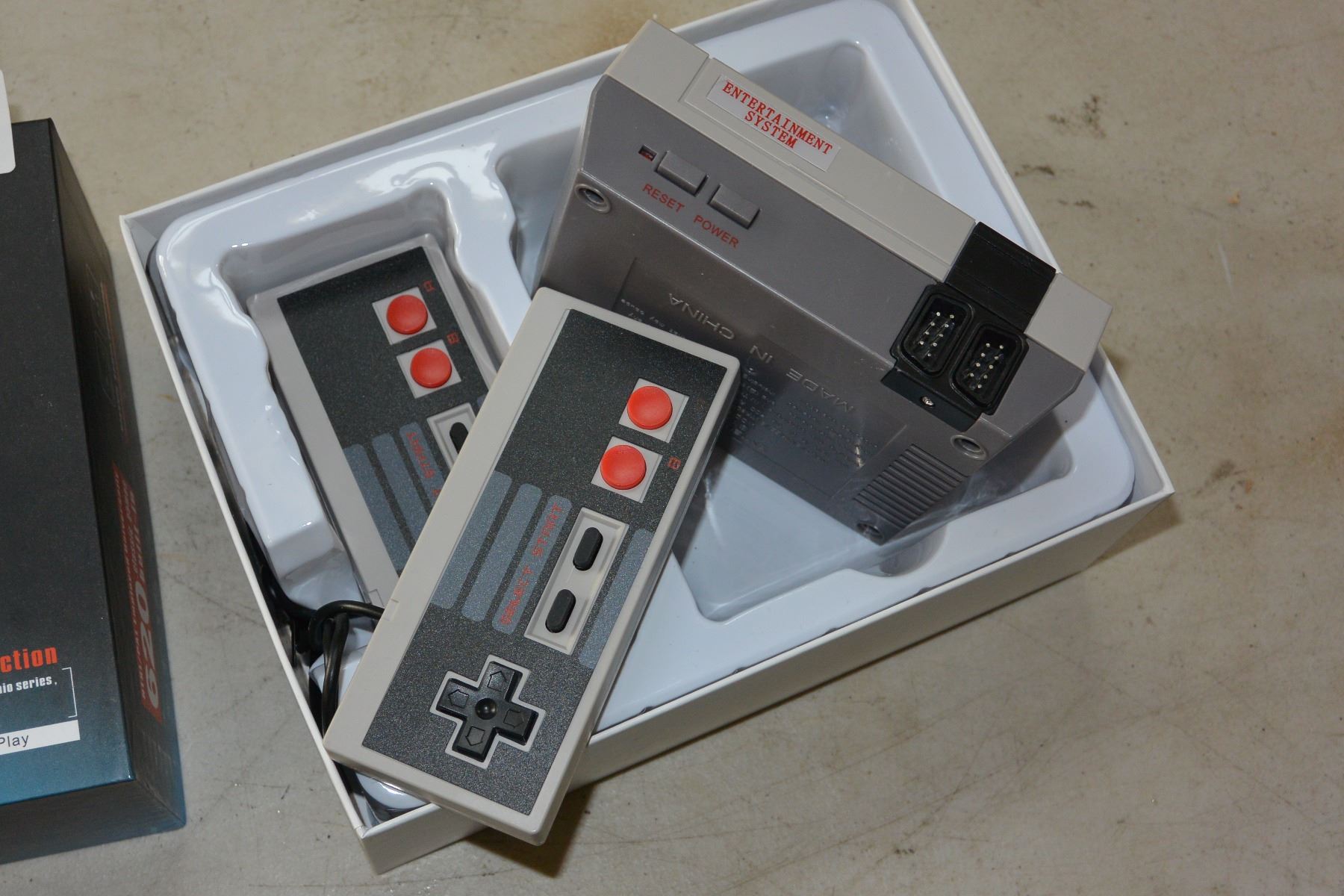 NEW NINTENDO MINI WITH 620 BUILT IN GAMES AND 2 CONTROLLERS