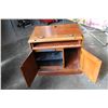 Image 2 : HOOKER FURNITURE SEVEN SEAS 32 INCH DESK WITH PULLOUT TRAY