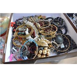 TRAY OF ESTATE JEWELLRY