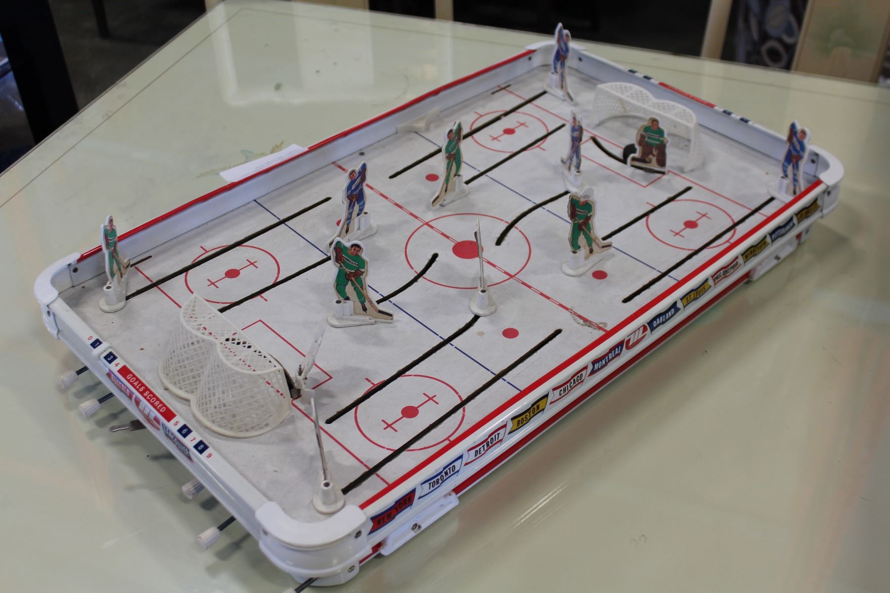 VINTAGE TABLE TOP HOCKEY GAME TORONTO AND MINNISOTA