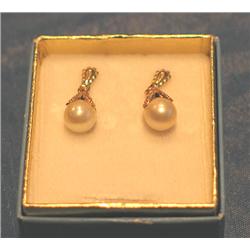PAIR OF PEARL EARRINGS