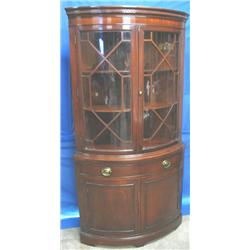 6' MAHOGANY CORNER CABINET W/KEY *WE WILL NOT