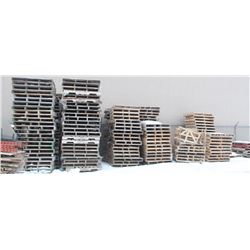LOT OF APPROX 300 WOOD PALLETS