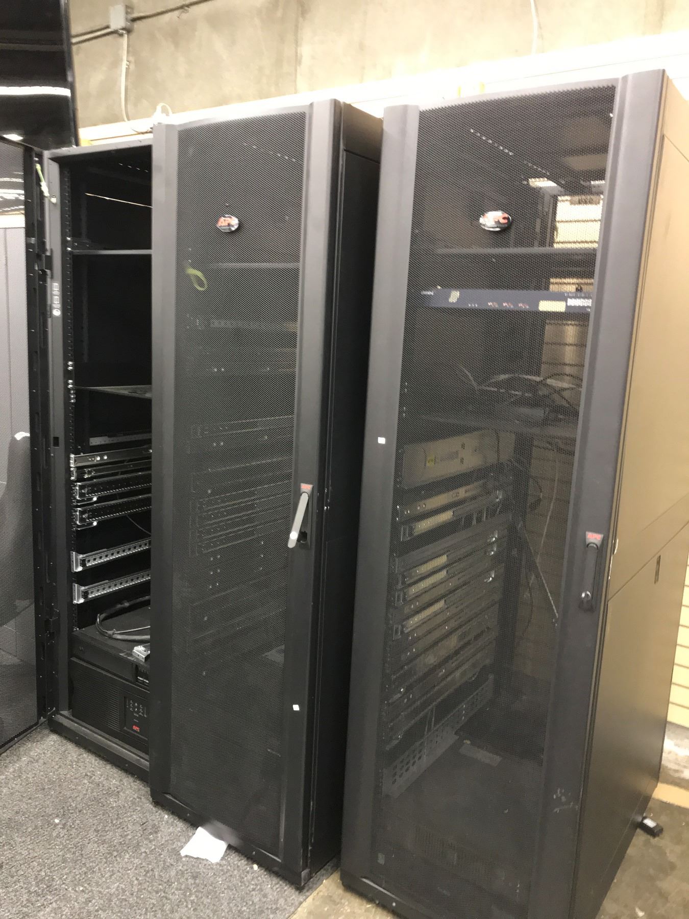 APC 6.5' HEAVY DUTY VENTED MOBILE SERVER RACK, WITH APC 3000XL SMART ...