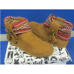 New Women's mocossins size 10