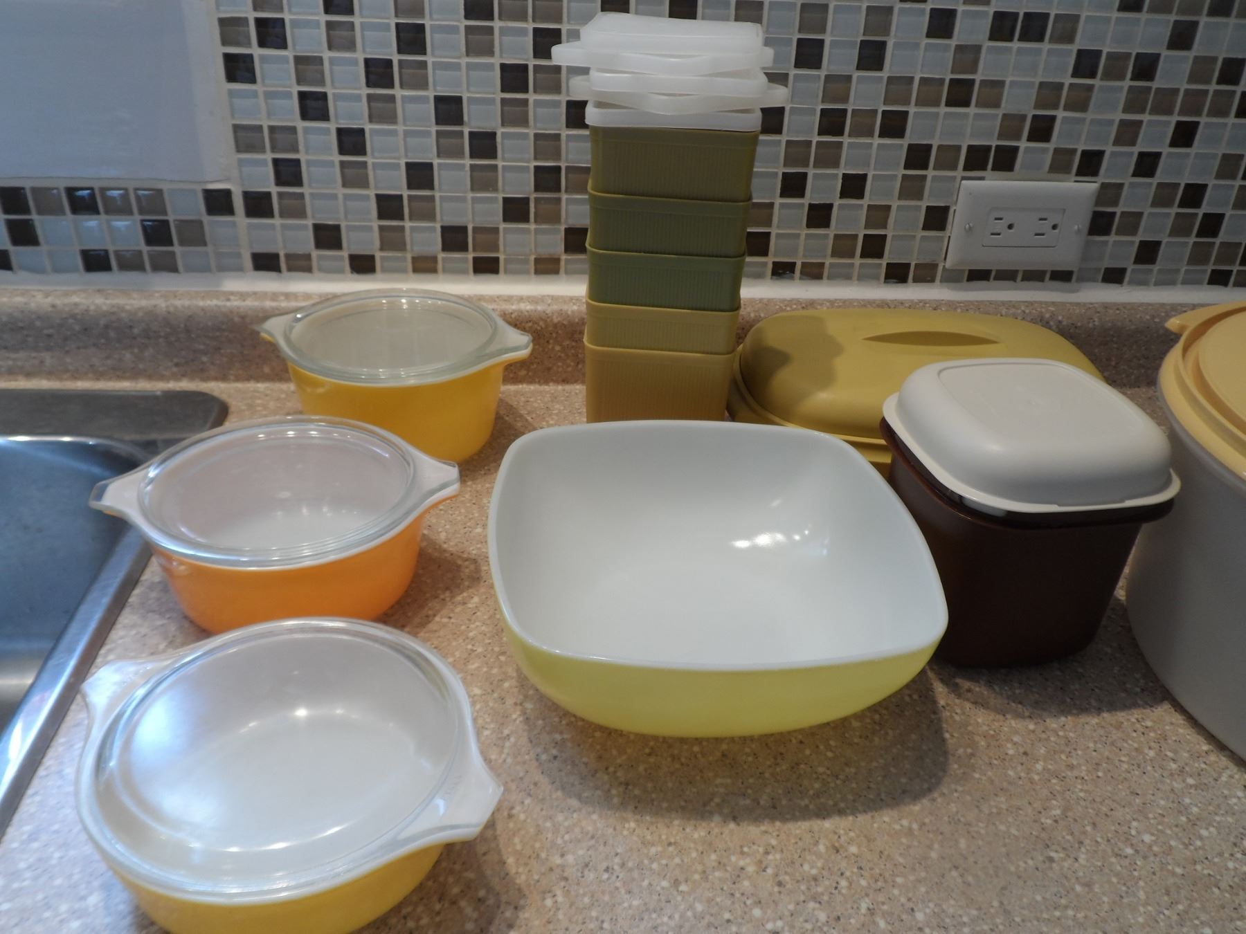 7 Pieces Vintage Pyrex & Tupperware--Lemon Yellow & Cake Saver & 5 ...