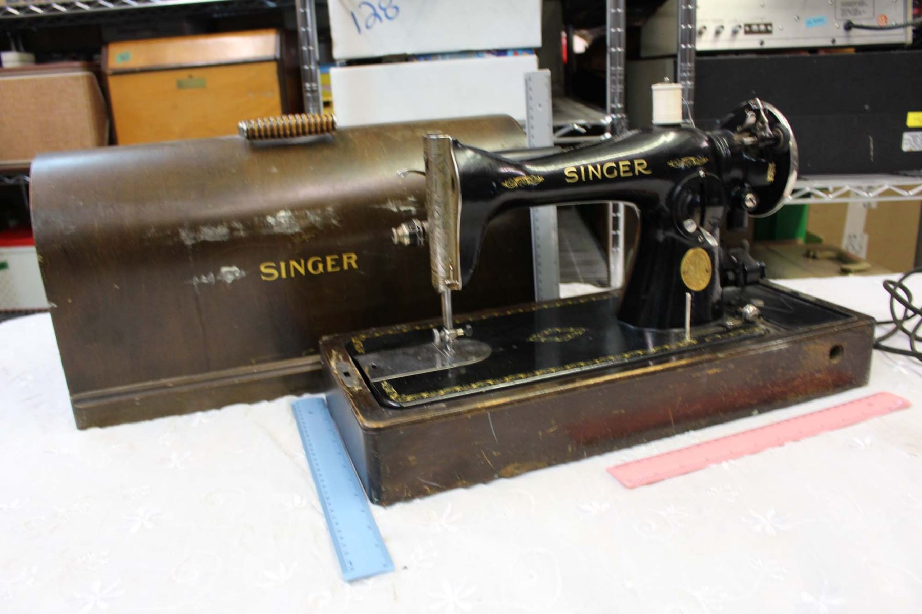 Vintage Singer Sewing Machine (Light not Working)
