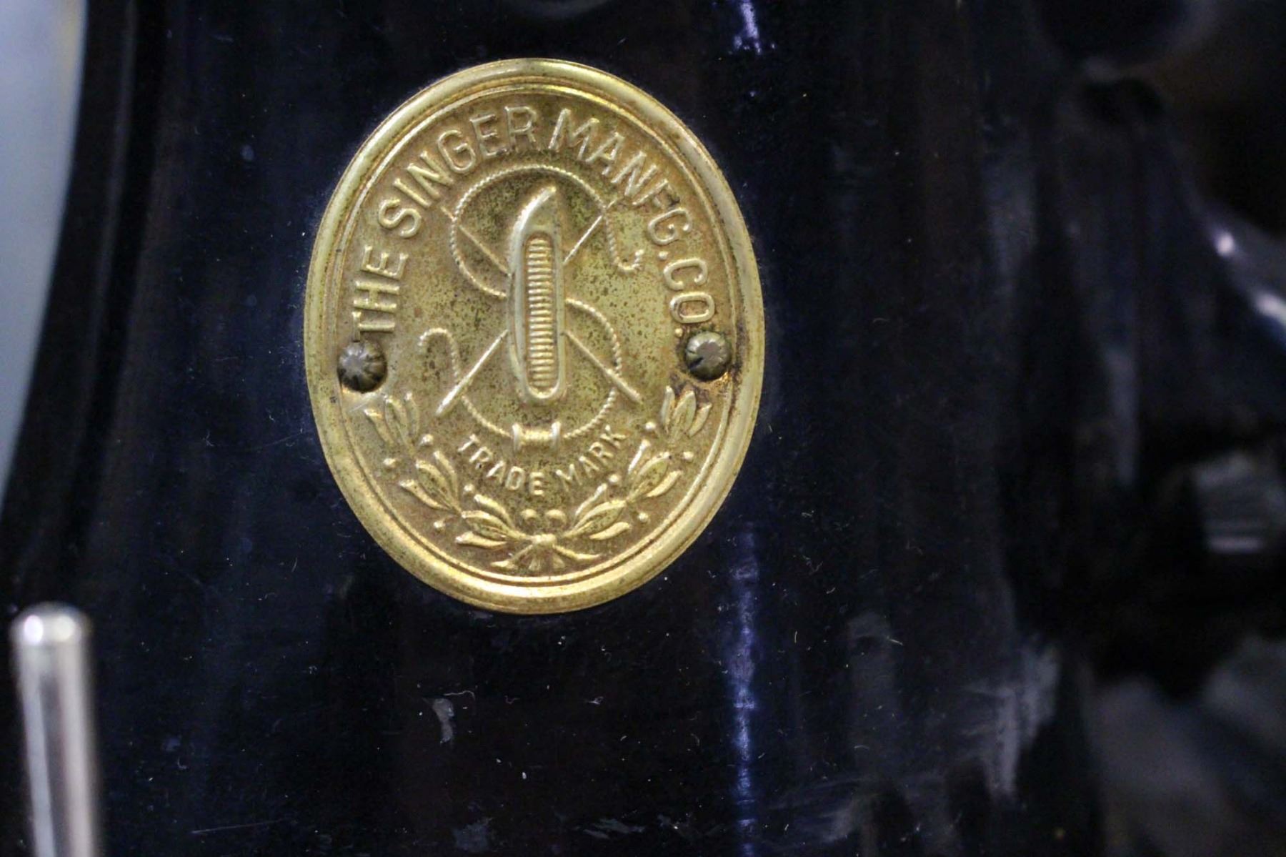 Vintage Singer Sewing Machine (Light not Working)