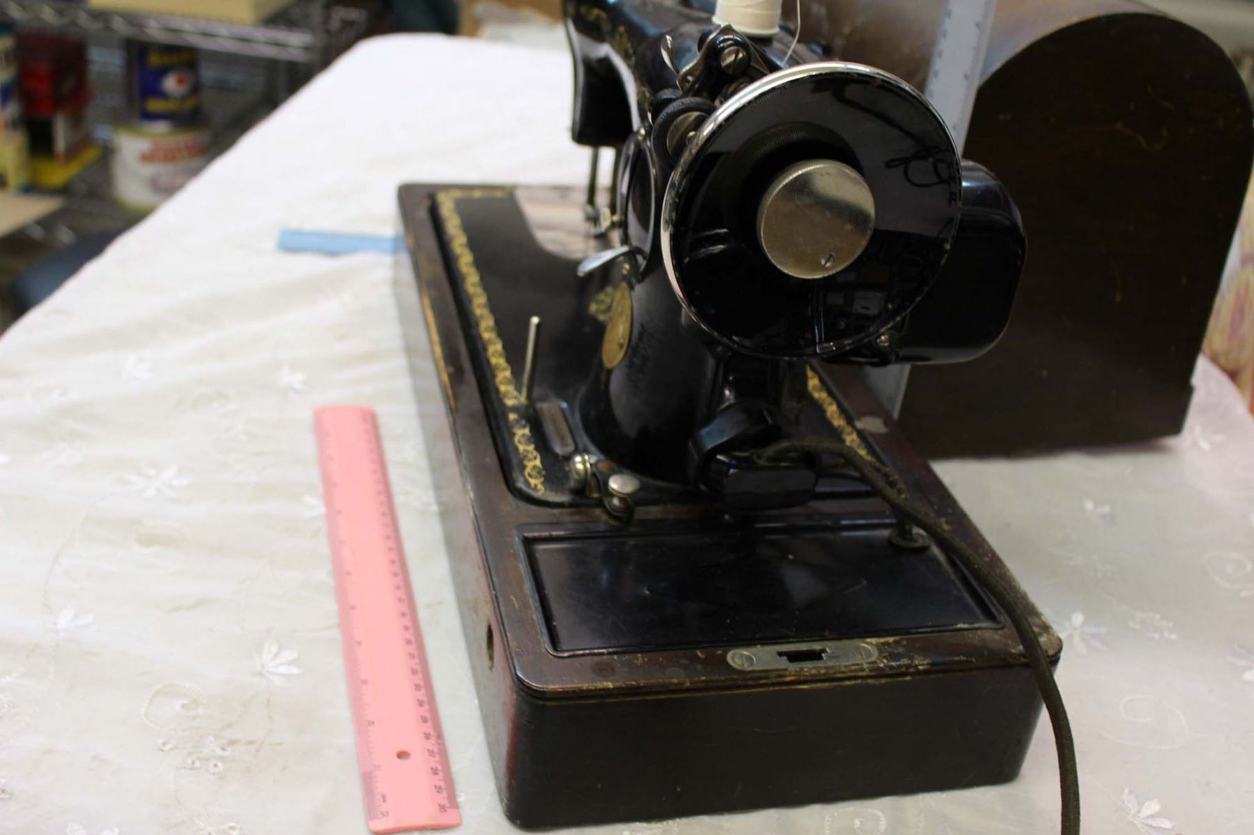 Vintage Singer Sewing Machine (Light not Working)