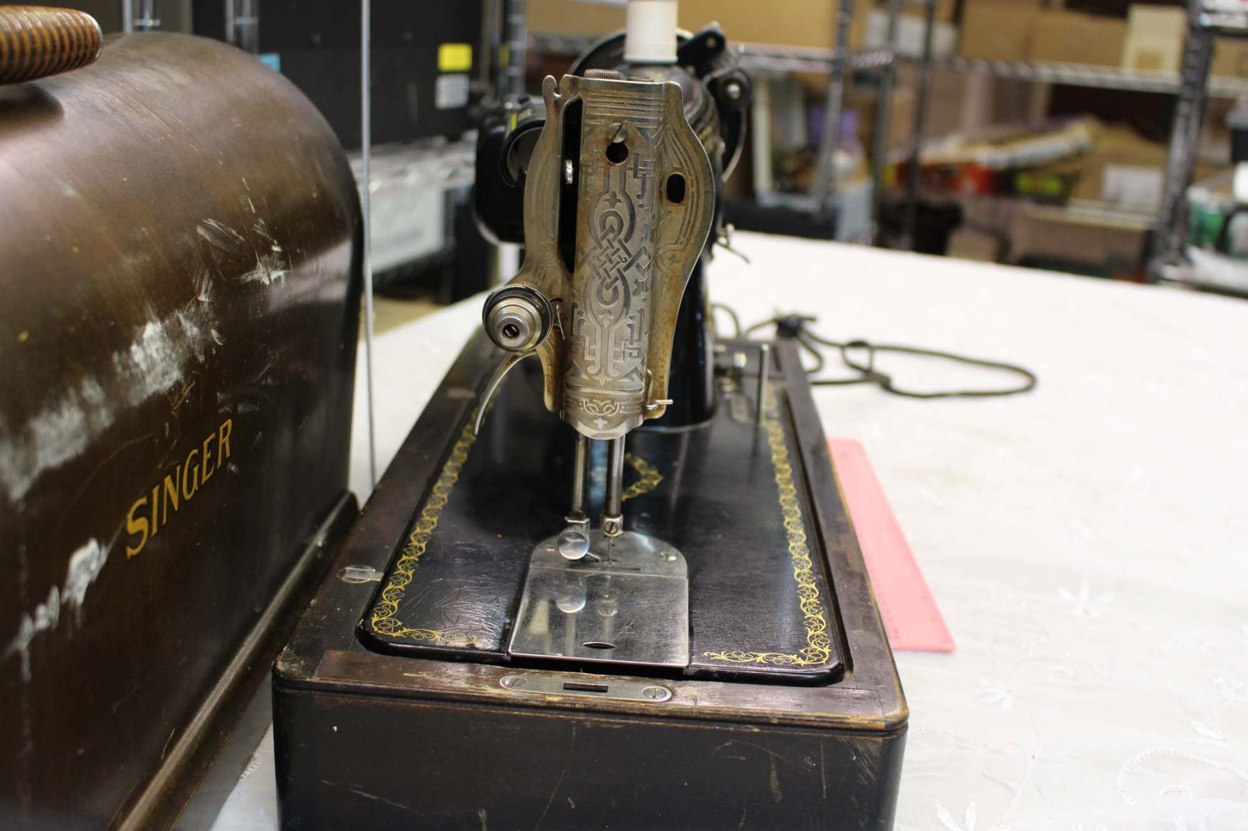Vintage Singer Sewing Machine (Light not Working)
