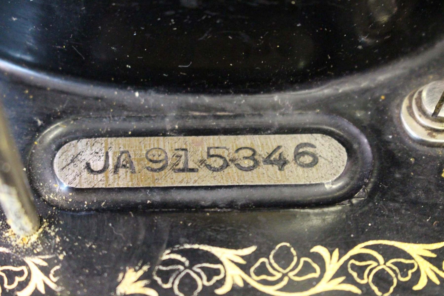 Vintage Singer Sewing Machine (Light not Working)