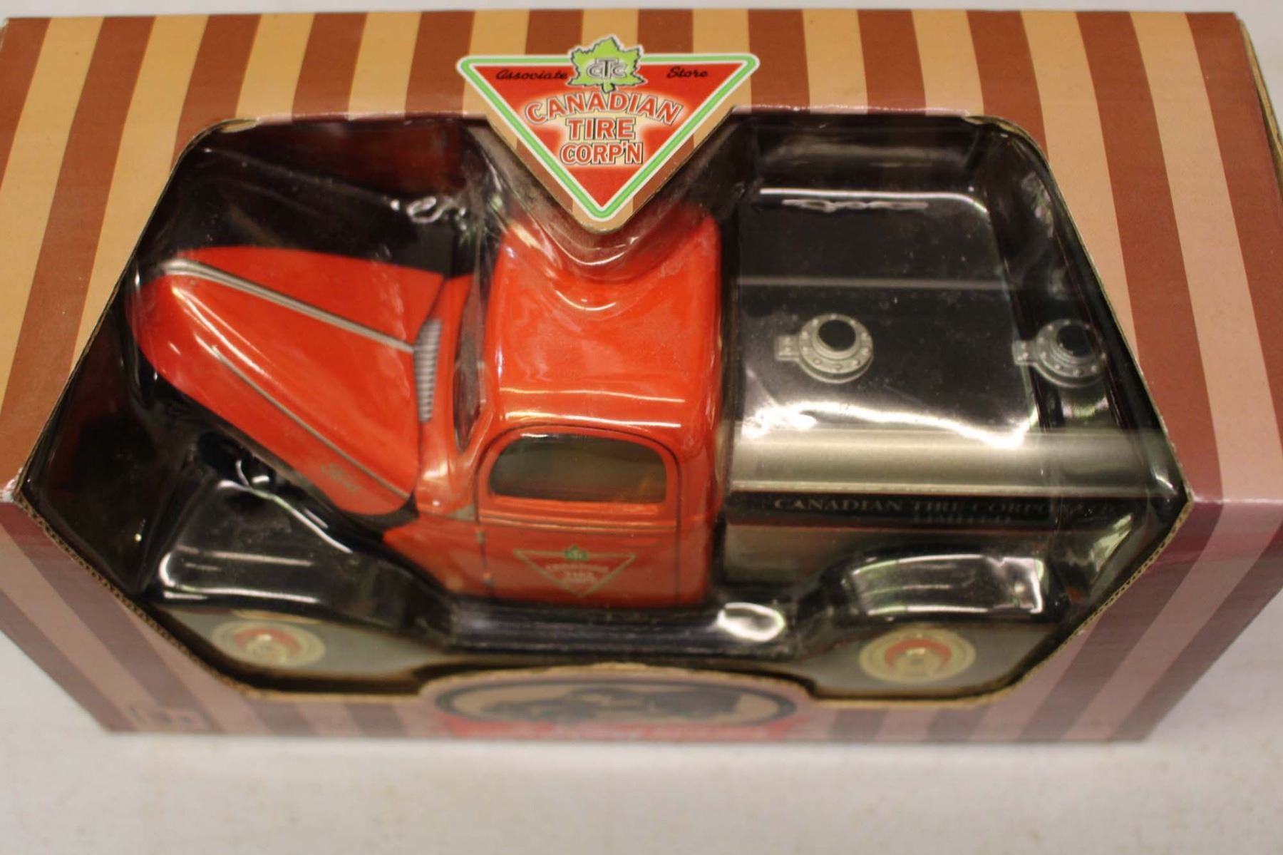 1940's Camion Ford Motor Truck Model Canadian Tire Die Cast Metal, 1