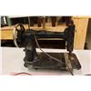 Image 5 : Vintage Sewing Machine Lamp (Working)