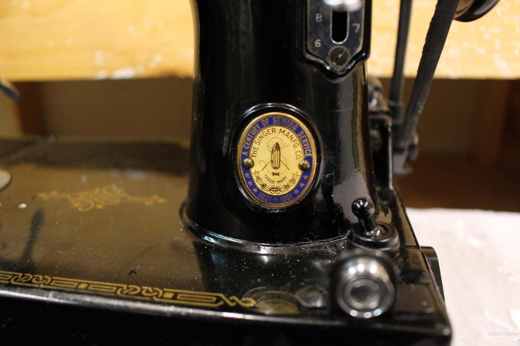 Vintage Featherweight Singer Sewing Machine w/Case and Accessories