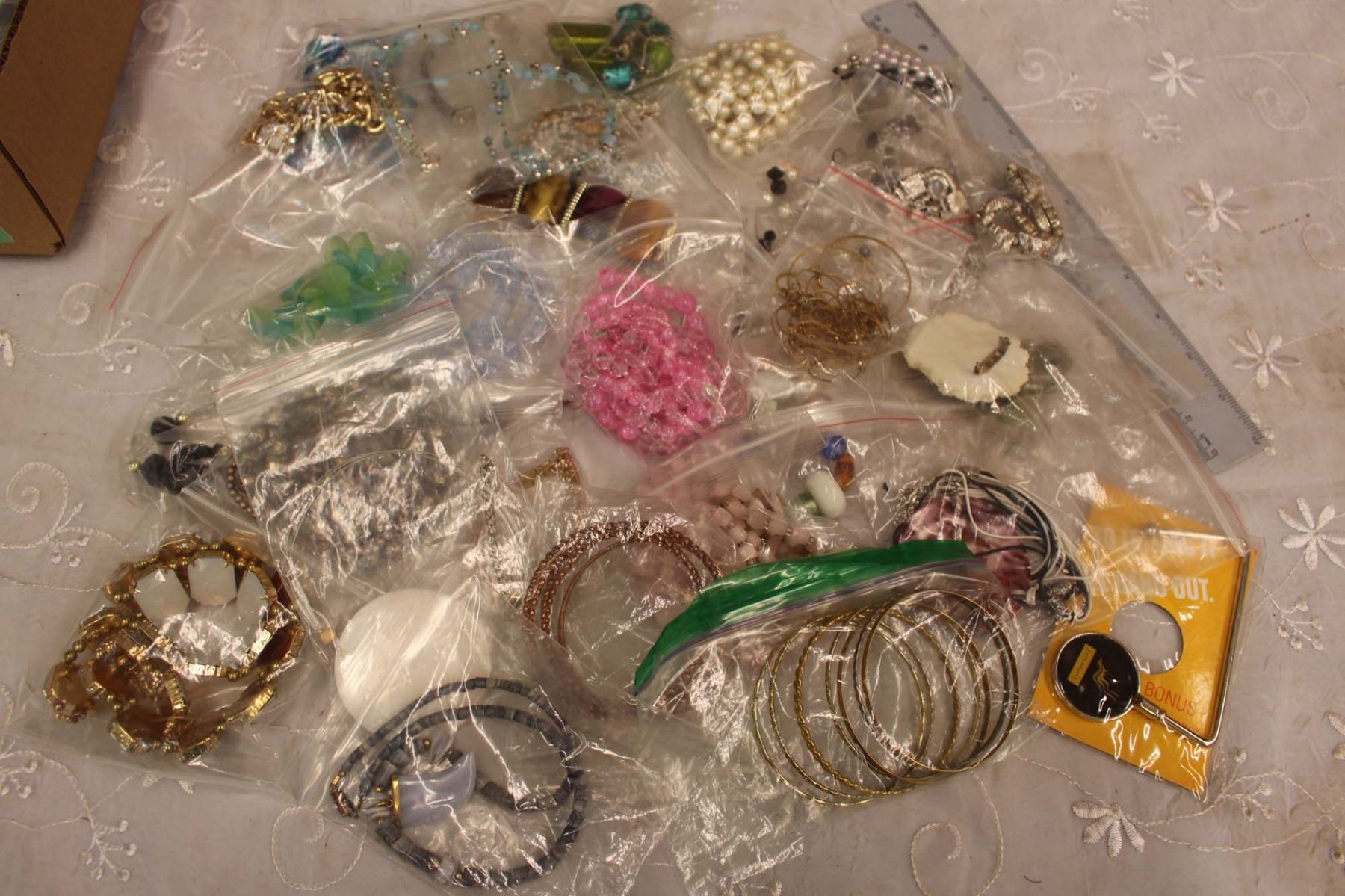 Jewelry Lot 32 Packages Necklaces Bracelets Brooches Jewelry Lot 32 Packages Necklaces Bracelets Brooches
