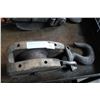 Image 1 : VINTAGE CRANE HOOK WITH PULLEY