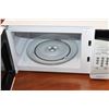 Image 2 : WHITE SALTON MICROWAVE