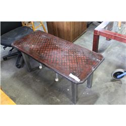 TABLE WITH METAL LEGS