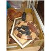 Image 1 : TRAY OF WOOD FIGURES