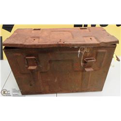 1945 AMMUNITION BOX.