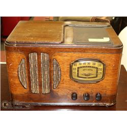 ARCADIA ANTIQUE BATTERY POWERED RADIO
