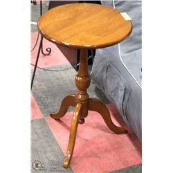ROUND VILAS END TABLE