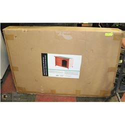 LARGE RAISED WOODEN DOG HOUSE NEW IN BOX