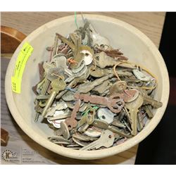 BOWL OF ASSORTED VINTAGE KEYS