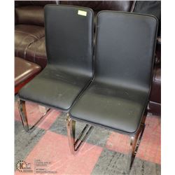 SET OF 2 BLACK CHAIRS.