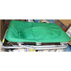 GREEN FOLDING LOUNGE CHAIR