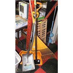 LOT OF 4 HAND / YARD TOOLS - SNOW SHOVEL ( TOOLS )