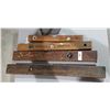 Image 1 : 4 ANTIQUE WOOD LEVELS