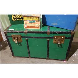 VINTAGE GREEN STEAM TRUNK W/TRAY