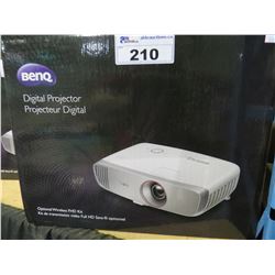 BENQ DIGITAL PROJECTOR IN BOX