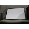 Image 2 : 2 PIECE LUGGAGE AND WHITE BOARD