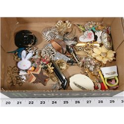 FLAT OF VINTAGE BROOCHES.