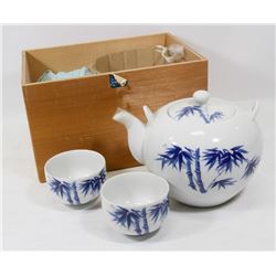 JAPANESE PORCELAIN TEA SET.