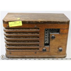 ANTIQUE BATTERY OPERATED RADIO