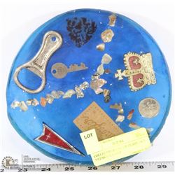 COLLECTIBLES INSIDE GLASS INCL 7-UP BOTTLE CAP