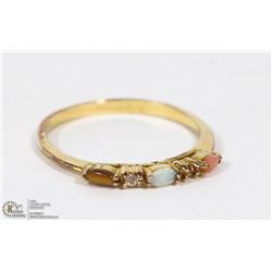 LADIES ESTATE GOLD RING WITH NATURAL OPALS AND