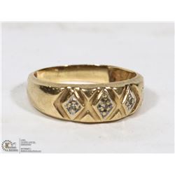 10 KT GOLD RING W/3 DIAMONDS - SIZE 8 -