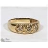 Image 1 : 10 KT GOLD RING W/3 DIAMONDS - SIZE 8 -