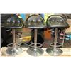 Image 1 : 3 COUNTER HEIGHT BAR STOOLS